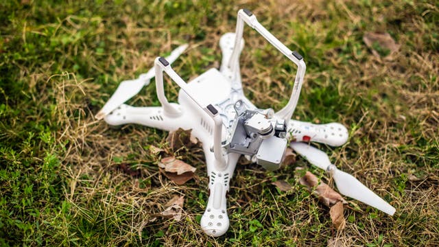 Drohne am Boden, zerstört