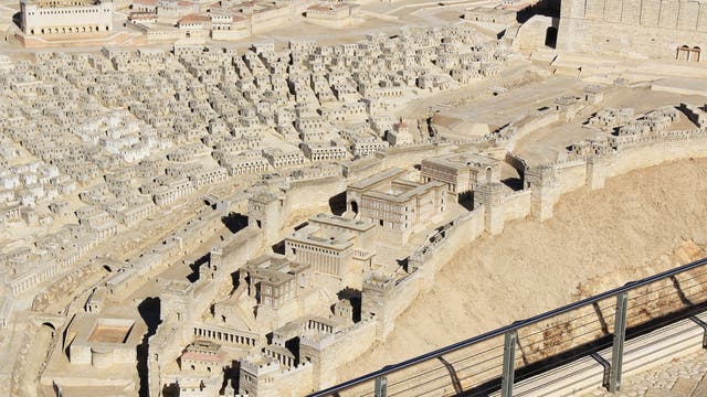 Von unten links in diesem Modell des antiken Jerusalem führt die Stufenstraße hinauf zum Tempelberg oben rechts.