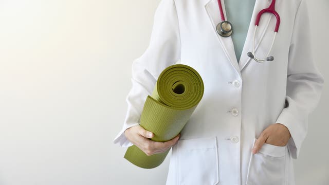 Medizin und Yogamatte