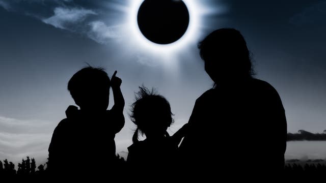 Eine Familie beobachtet eine Sonnenfinsternis