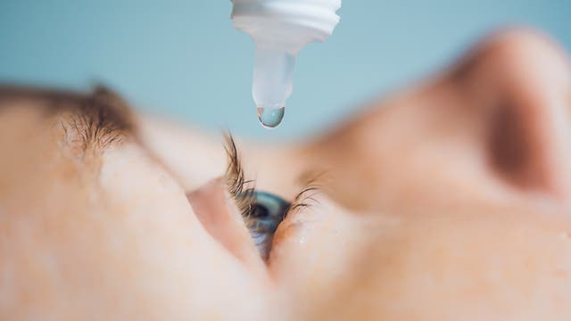 Tropfen mit Hyaluronsäure helfen zuverlässig, die Augen angenehm feucht zu halten.