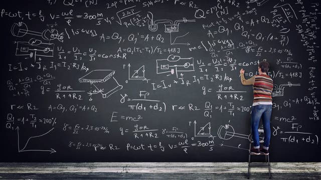 Mann schreibt Formeln an eine Tafel