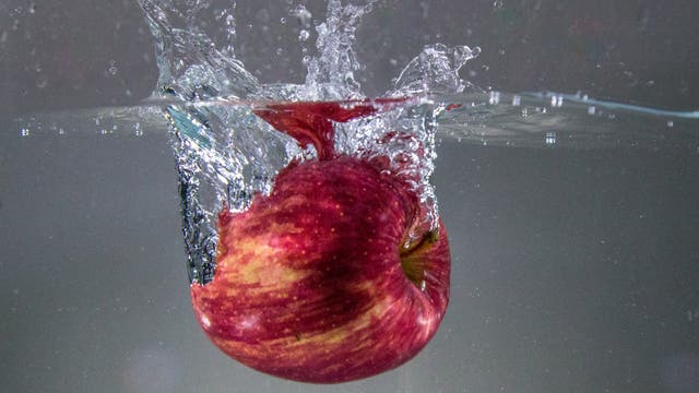 Ein Apfel ist ins Wasser gefallen
