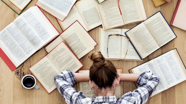 Über vielen aufgeschlagenen Büchern eingeschlafen, trotz Kaffee