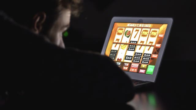 Mann spielt an virtueller Slot Machine