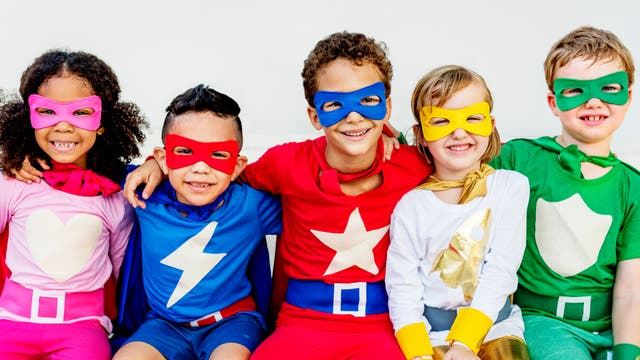 Kinder in Superhelden-Kostümen