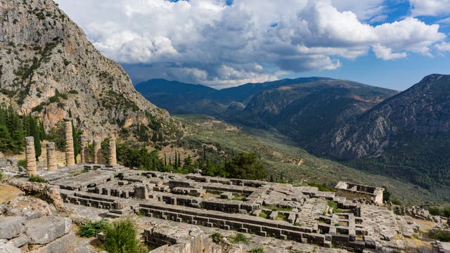 Am Berg Parnass, unweit von Delphi, stand etwa ab dem 8. Jahrhundert v. Chr. ein Apollontempel, der als wichtigste Orakelstätte der griechischen Antike galt. 