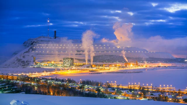 Die schwedische Stadt Kiruna in Lappland mit Bergwerken im Hintergrund.