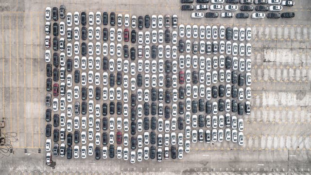 Parkplatz mit Autos von oben