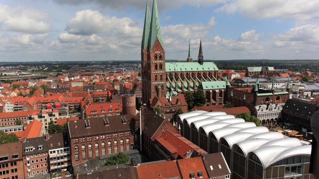 Blick auf die Lübecker Altstadt mit Marienkirche, in deren Nähe die Nusstorte aus dem Jahr 1942 ans Licht kam.