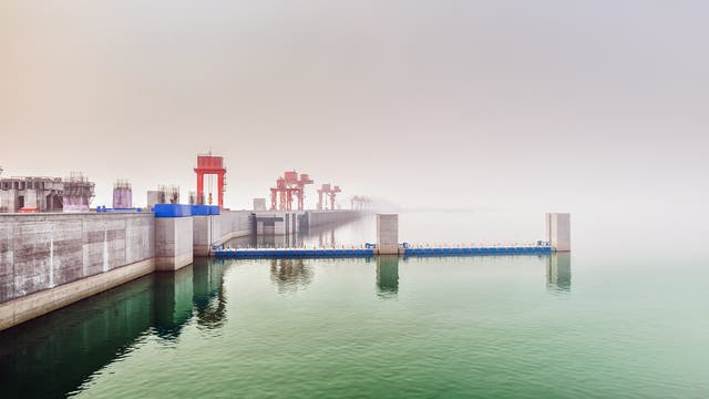 Der durch die Drei-Schluchten-Talsperre entstandene Stausee erstreckt sich bis weit nach dem 500 km entfernten Hafen von Chongqing. 