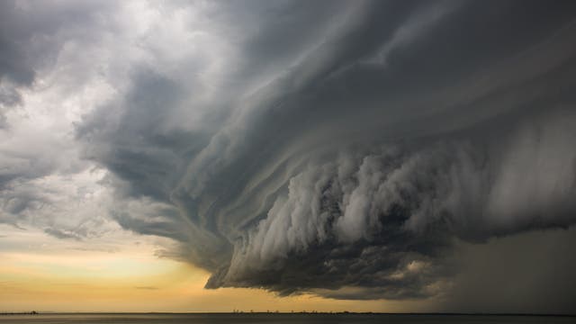 An der Ostküste von Queensland, Australien, braut sich ein Sturm zusammen.