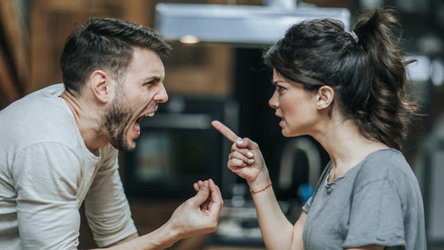 Ein Paar streitet: Sie klagt an, er schreit zurück