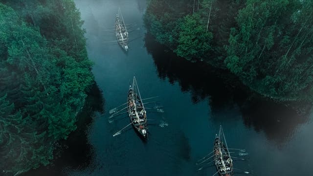 Wikingerschiffe auf Flussfahrt