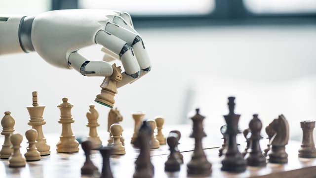 Roboter spielt Schach