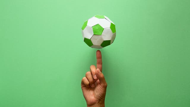 Origami-Fußball mit Finger