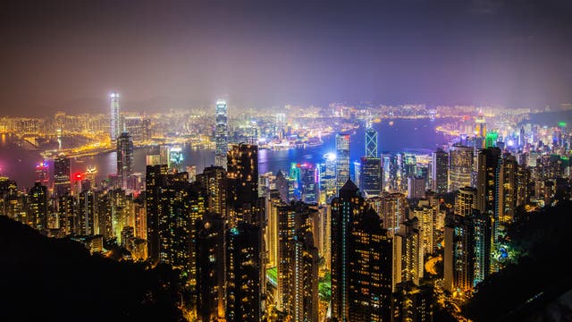 Metropolen wie Hongkong sind hell erleuchtet - die Lichter der Stadt behindern den Blick auf die Sterne