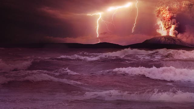 Künstlerische Darstellung einer Szene auf der jungen Erde. Im Vordergrund ist aufgewühltes Wasser zu sehen, im Hintergrund ein ausbrechender Vulkan und Blitze in der Atmosphäre.