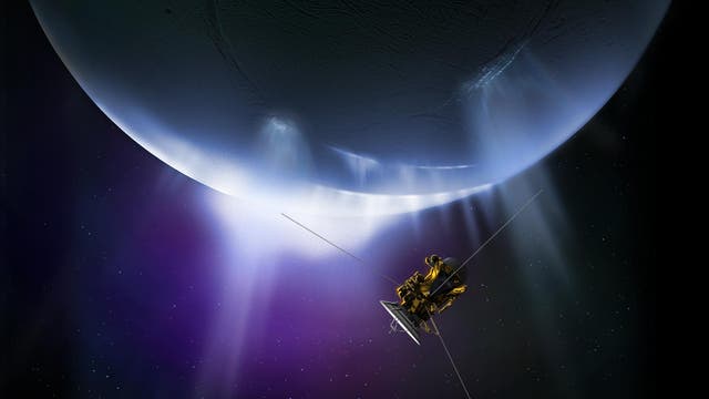 Cassini durchfliegt die Geysirfontänen von Enceladus (künstlerische Darstellung)