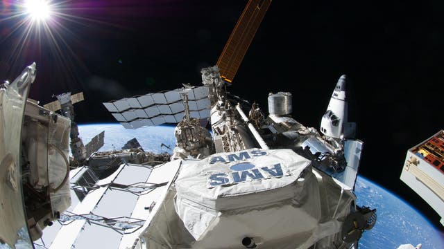 Seit 2011 misst das AMS-Experiment an Bord der Internationalen Raumstation ISS die kosmische Strahlung, die sich aus einer Vielzahl von Teilchen zusammensetzt.
