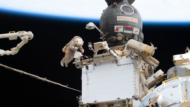 Zwei Kosmonauten machen einen Weltraumspaziergang