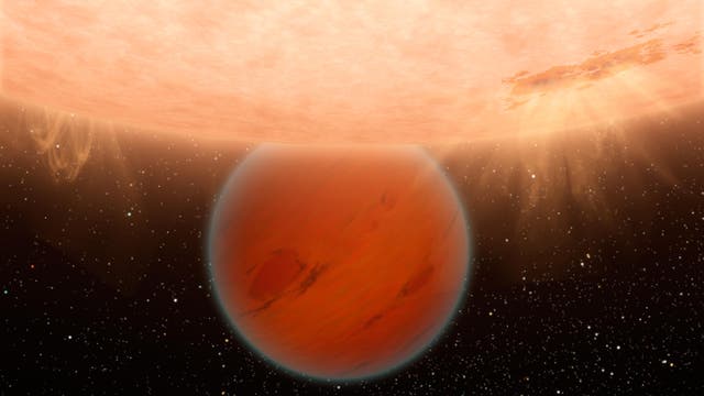Ein roter Exoplanet, der vor einem großen, hellen Stern im Weltraum schwebt. Der Stern strahlt intensives Licht aus, während der Planet im Vordergrund mit einer rötlichen Oberfläche sichtbar ist. Im Hintergrund sind zahlreiche kleine Sterne zu sehen, die den dunklen Weltraum erhellen.