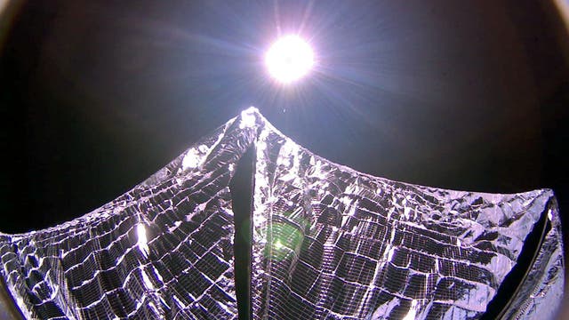 Der Minisatellit LightSail hat im Mai 2015 ein Foto seines aufgefalteten Sonnensegels zur Erde geschickt.