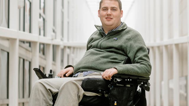 Nach einem Badeunfall vor sieben Jahren kann der 26-jährige Ian Burkhart seine Arme nur noch eingeschränkt und seine Beine überhaupt nicht mehr bewegen. 