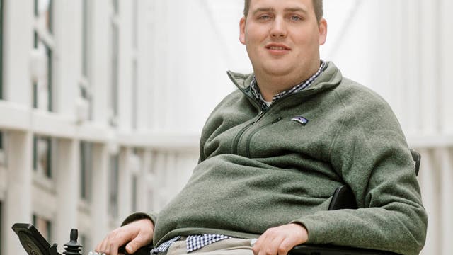 Nach einem Badeunfall vor sieben Jahren kann der 26-jährige Ian Burkhart seine Arme nur noch eingeschränkt und seine Beine überhaupt nicht mehr bewegen.