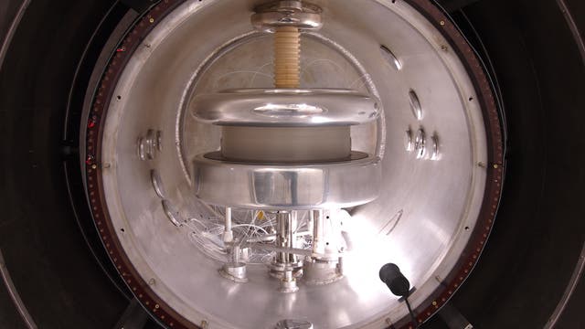 Blick ins Spektrometer, das das elektrische Dipolmoment der Neutronen vermisst.