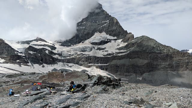 Forscher installieren eine Messstation am Fuß des Matterhorns. 