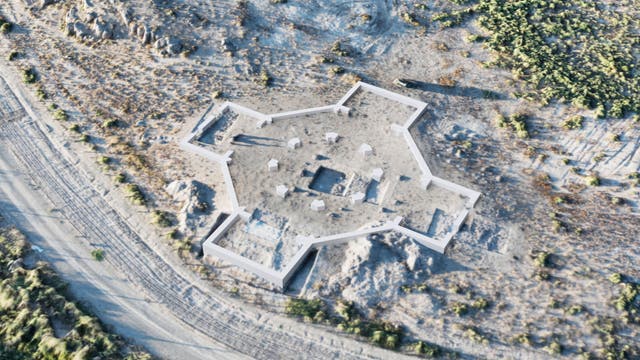 Luftbild der Grabungen in Artaxata in Armenien mit der Rekonstruktion einer achteckigen Kirchen mit Anbauten.