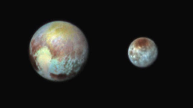 Pluto und Charon in Falschfarben