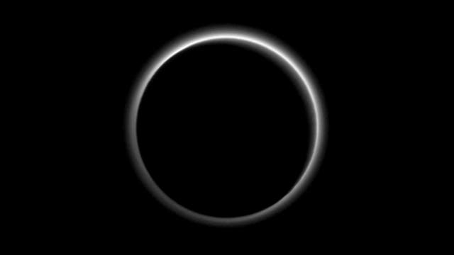 Atmosphärenhalo um den dunklen Pluto