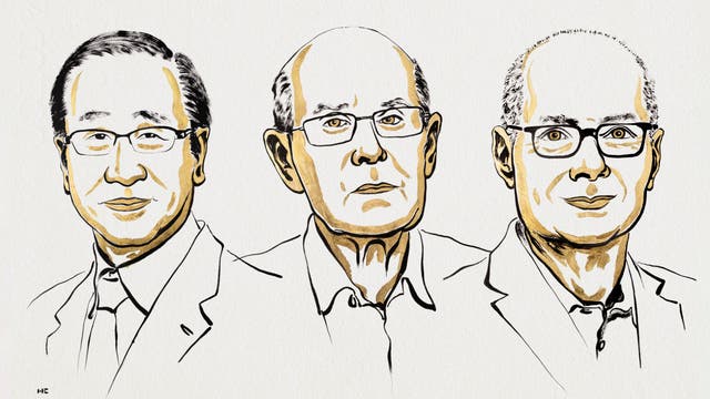 Eine künstlerische Illustration von drei Personen, die nebeneinander dargestellt sind. Die Zeichnung verwendet schwarze und goldene Linien, um die Gesichtszüge und Kleidung der Personen hervorzuheben. Alle tragen Brillen und formelle Kleidung.