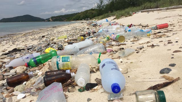 Kunststoffmüll am Strand