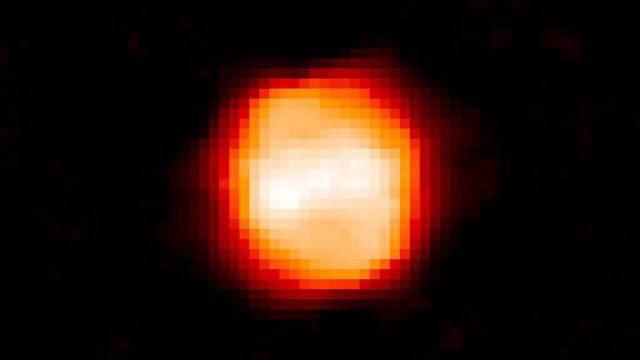 Ein rekonstruiertes Bild des Sterns RW Cephei, das unterschiedlich helle Bereiche auf seiner Oberfläche zeigt.