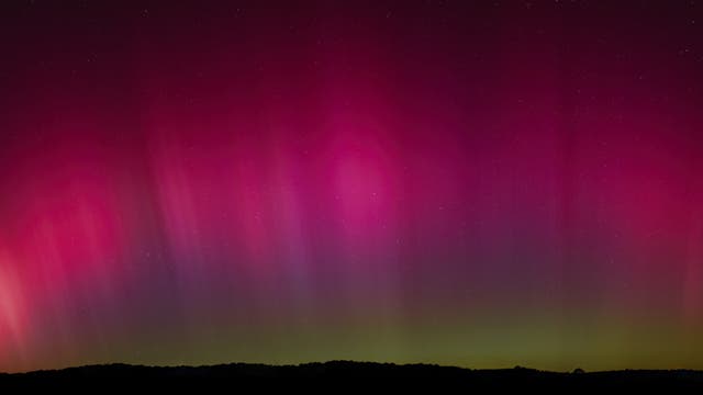 Polarlichter in der Erdatmosphäre leuchten purpurfarben