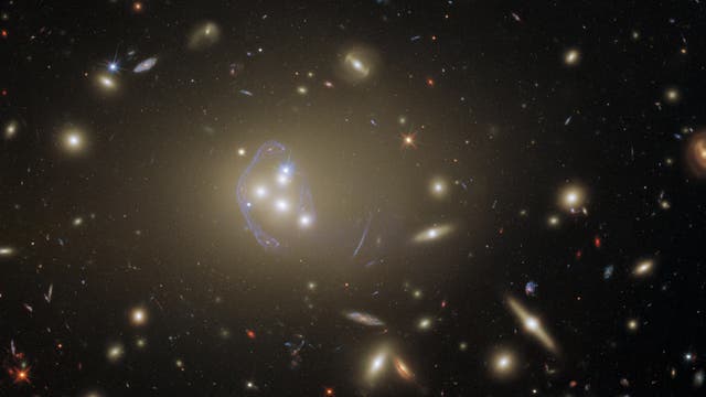 Das Bild zeigt den Galaxienhaufen Abell 3827, der als starke Gravitationslinse wirkt.