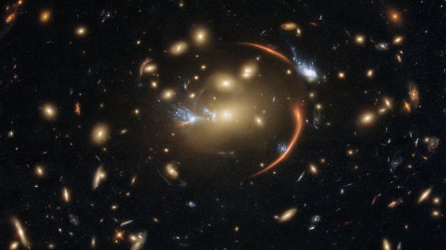 Der Galaxienhaufen MACSJ0138.0-2155 fungiert als Gravitationslinse