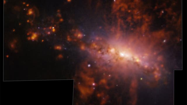 Gewaltige Explosion im Zentrum der Galaxie NGC 4383