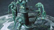 Ritueller Waffentanz um ein Totem, Deckel einer Situla - etruskisch-italienisches Bronzegefäß