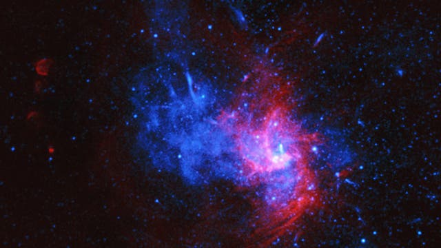 Zentrum der Milchstraße (Röntgenstrahlen blau, Radiowellen rot)