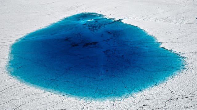 ein tiefblauer Gletschersee erstreckt sich auf einem Gletscher