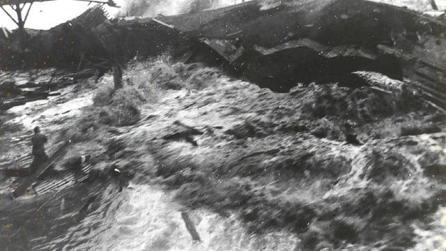 Historische Aufnahme eines Tsunamis auf Hawaii