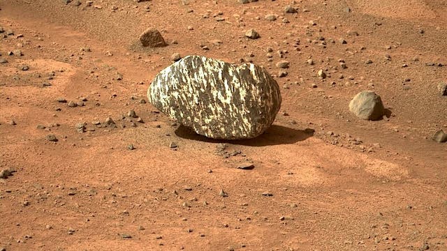 Seltsamer Stein auf dem Mars (Aufnahme vom Marsrover Perseverance)