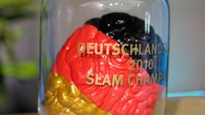 Deutschlandslams 2010: Das schwarz-rot-goldene Hirn als Trophäe für den Gewinner