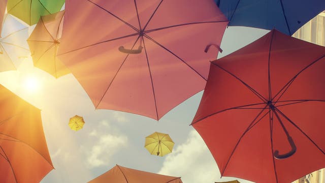 Regenschirme bei Sonnenschein