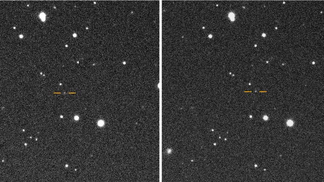 Zwei nebeneinanderliegende astronomische Aufnahmen zeigen einen Sternenhimmel mit mehreren leuchtenden Punkten, die Sterne darstellen. In beiden Bildern sind gelbe Markierungen zu sehen, die auf ein bestimmtes Objekt hinweisen. Die Bilder scheinen eine Bewegung oder Veränderung des markierten Objekts im Weltraum zu dokumentieren. Der Hintergrund ist körnig, was auf die Aufnahmebedingungen im Weltraum hinweist.