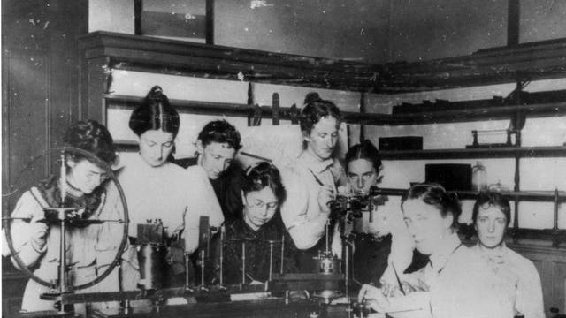 Sarah Frances Whiting (vierte Damen von links) 